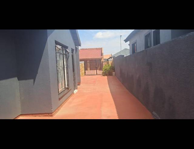 3 BEDROOM HOUSE FOR SALE IN PROTEA NORTH